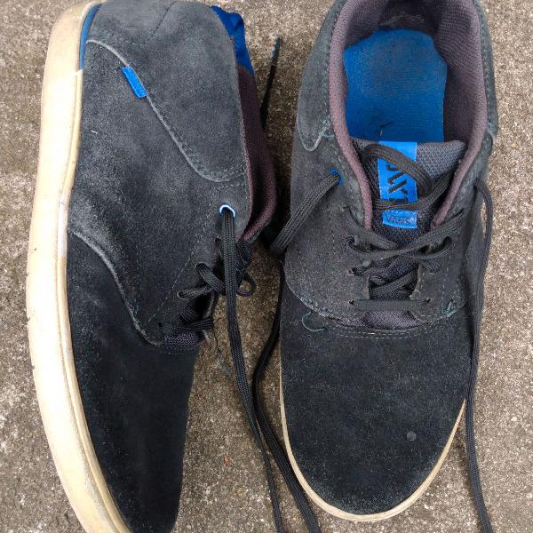 Tênis Vans preto com detalhes em azul, cano médio -