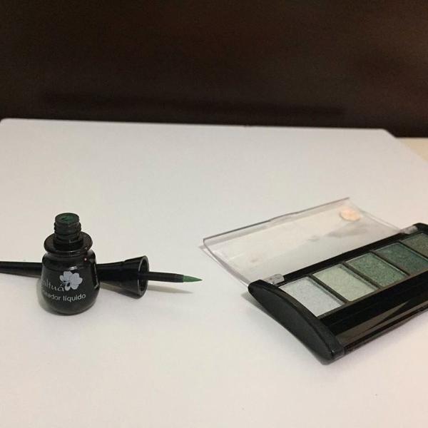 paleta de sombras e delineador