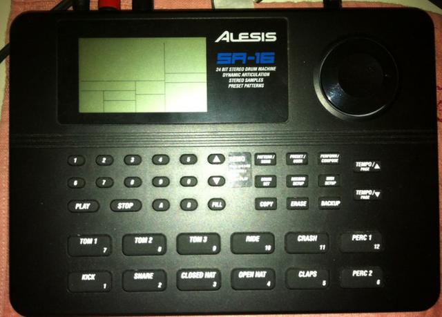 Bateria eletrônica marca Alesis e modelo Sr 16