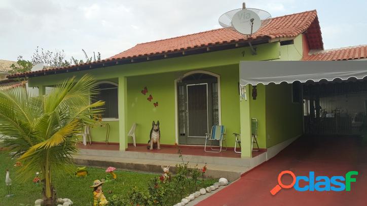 Casa na principal rua do bairro nobre Pontinha, com 3 qts e