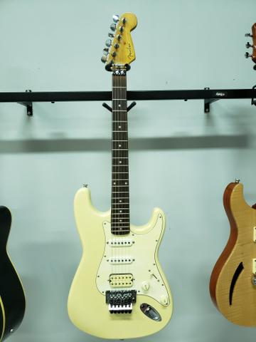 Guitarra Fender Stratocaster MIM Mexico HSS 
