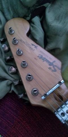 Guitarra stratocaster by fender squier