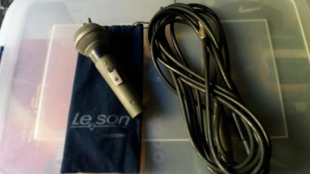 Microfone Leson SM 58 + Pedestal e partitura