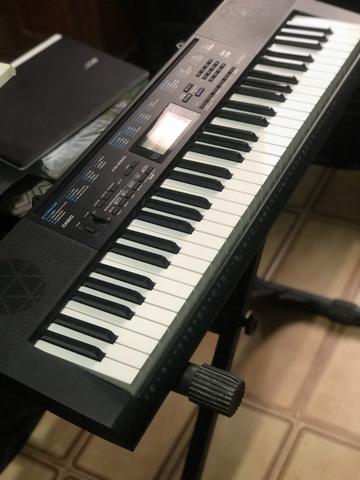 Teclado Casio com acessórios