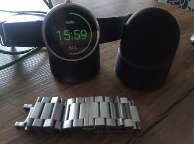 Smartwatch Motorola Moto 360 com 2 bases