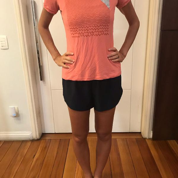 blusa track and field coral