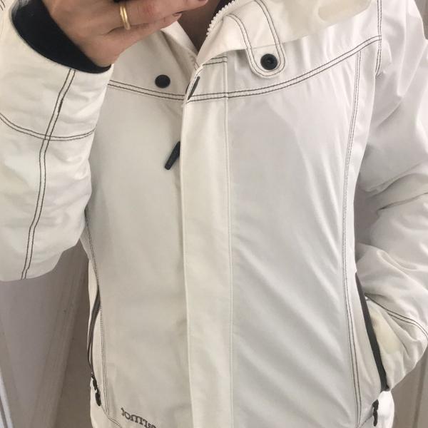 jaqueta branca com detalhes em marrom