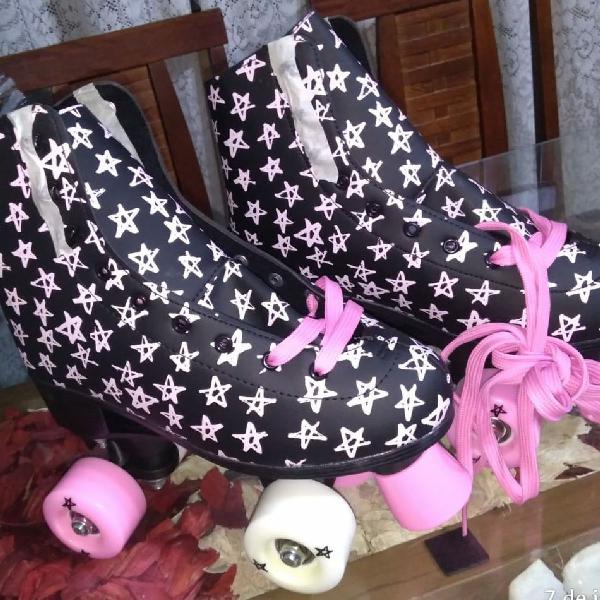 patins preto com estrelinhas lilás