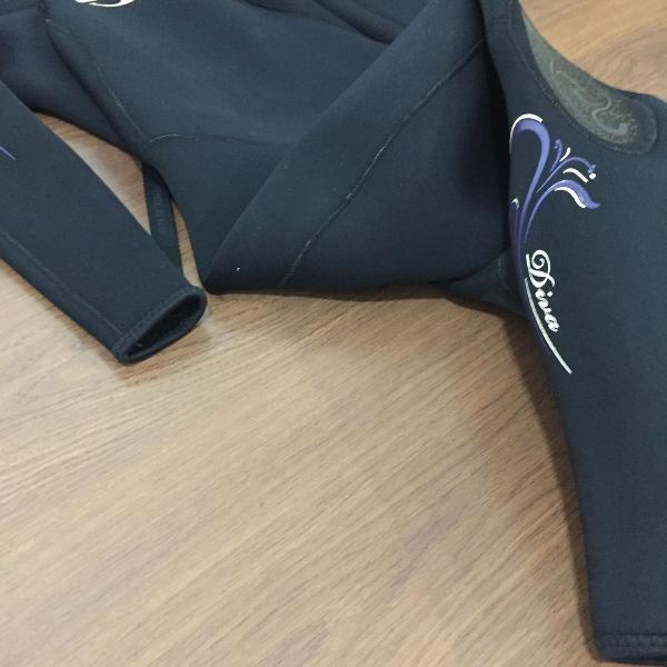 roupa neoprene surfista