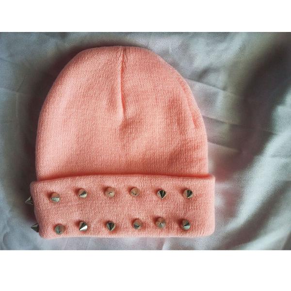 Touquinha com spikes rosa