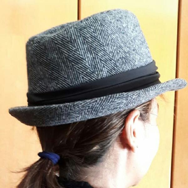 chapeu fedora cinza