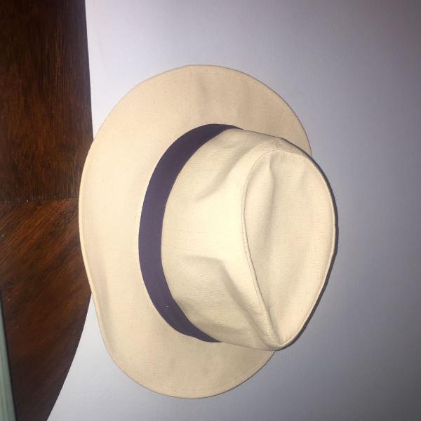 chapéu aba curta bege claro com faixa azul