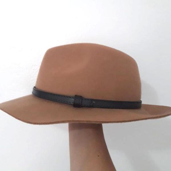 chapéu de feltro fino