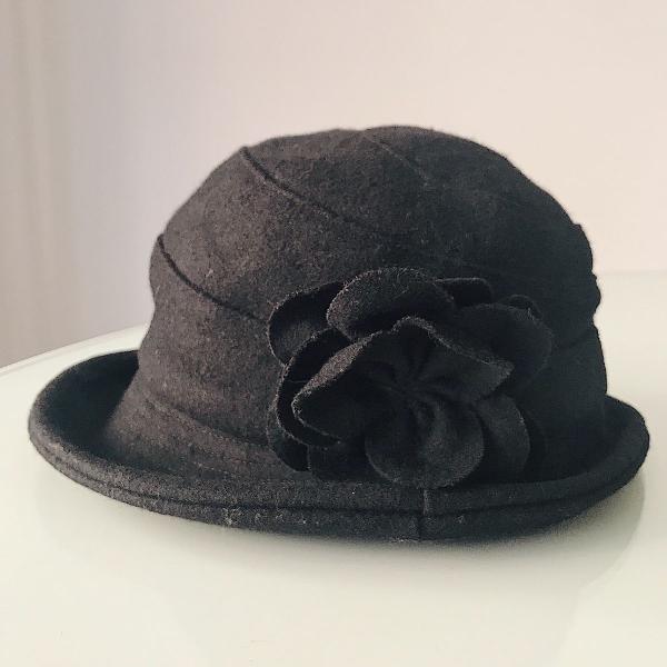 chapéu de lã com flor