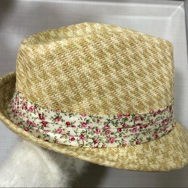 chapéu de palha com detalhe florido