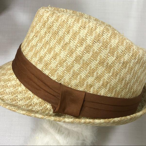 chapéu de palha com detalhe marrom