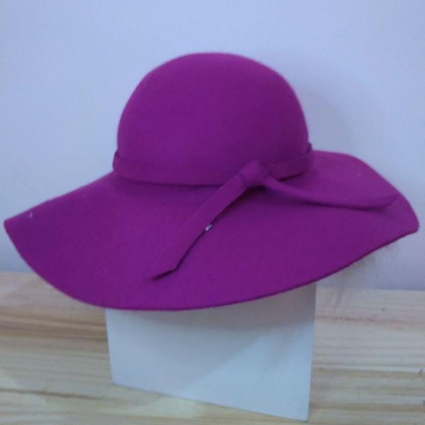 chapéu floppy violeta