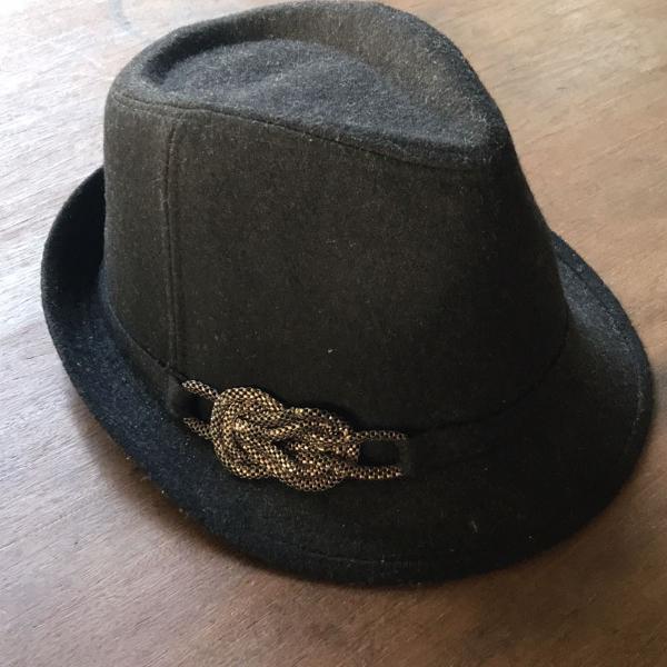 chapéu preto com detalhes