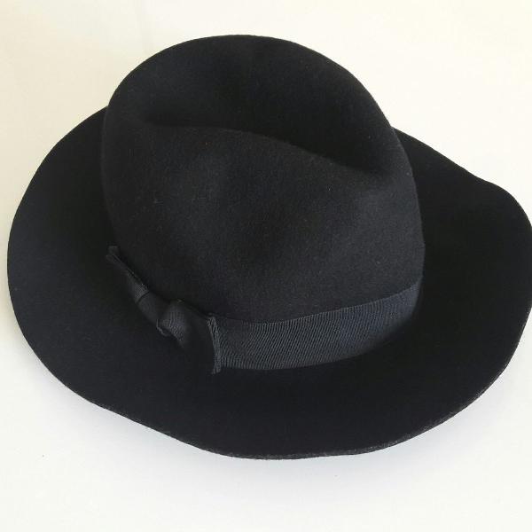 chapéu preto com fita e laço