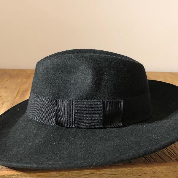 chapéu preto com laço aba larga