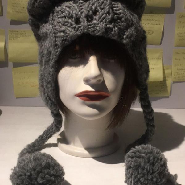 gorro cinza chumbo com pompons