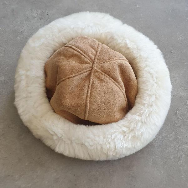 gorro com borda em pele sintética