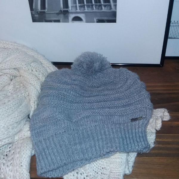 gorro de tricot cinza com pompom.