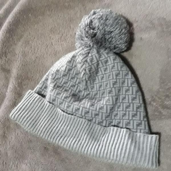 gorro fendi com pompom