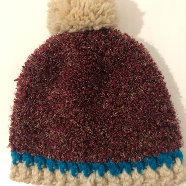 gorro marsala com pompom