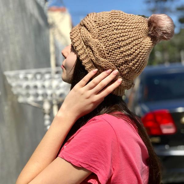 touca bege com pompom tricô feito à mão inverno