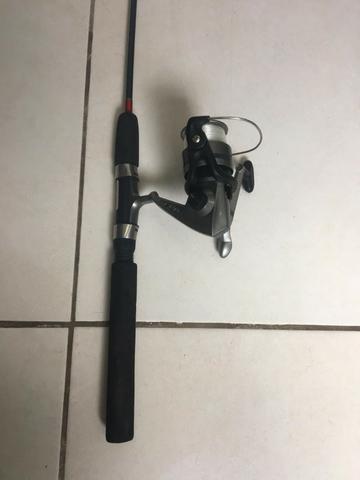 Vara de pesca com molinete