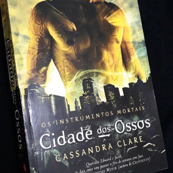 Livro - Cidade dos Ossos (Cassandra Clare)
