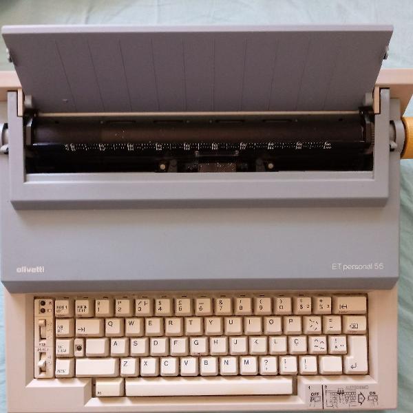 Máquina de escrever Olivetti bivolt funcionando