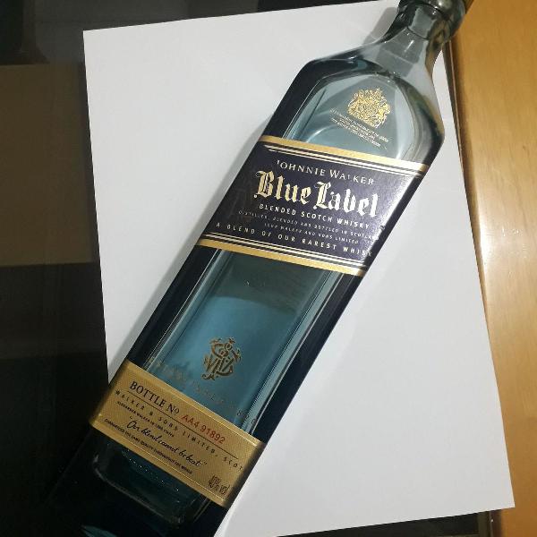 blue label caixa + garrafa leia a descrição