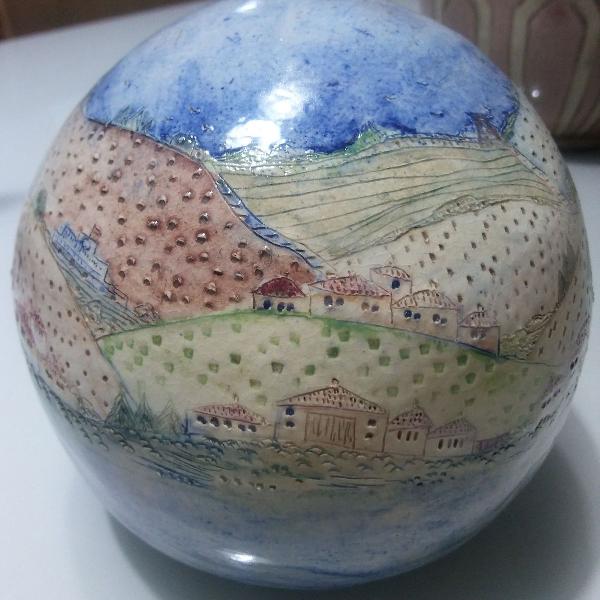 bola esfera decorativa pintada por artista plástico