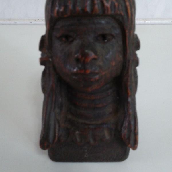 cabeça de índio entalhada esculpida em madeira