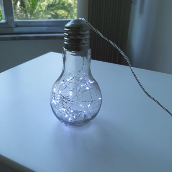 luminaria em formato de lâmpada