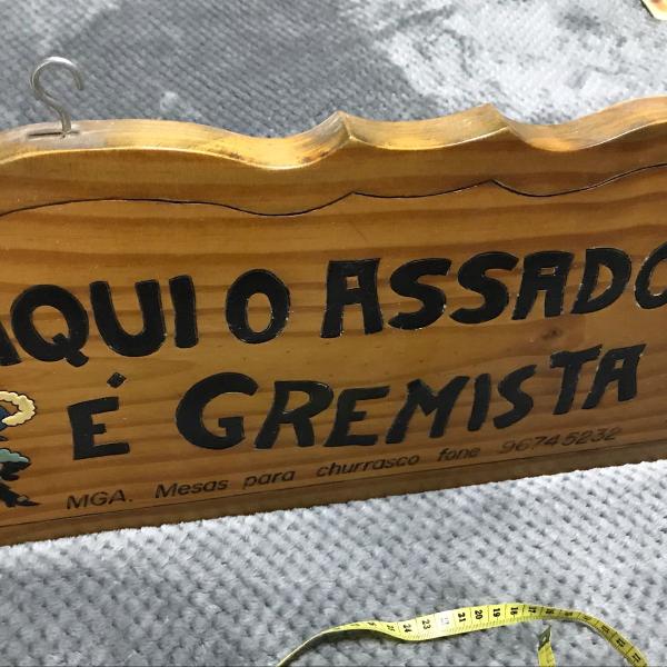 placa aqui o assador é gremista em madeira