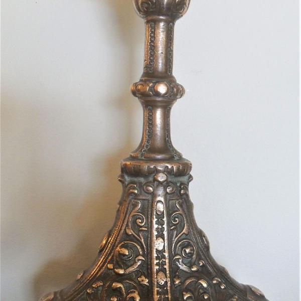 raro castiçal de bronze alemão, bem antigo, quando era