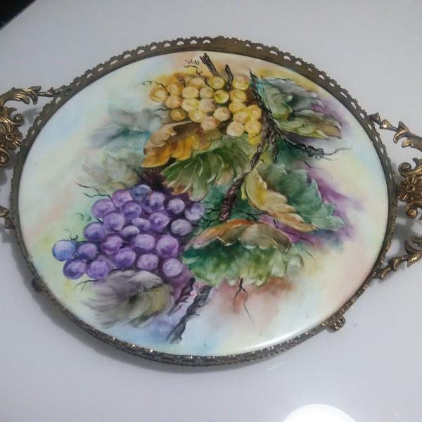 raríssima bandeja de porcelana e bronze pintada a mão