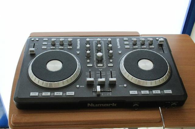 Controladora DJ Numark Mixtrack Pro