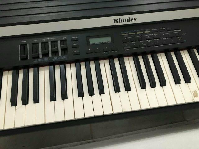 Teclado Piano Digital FENDER RHODES MK80