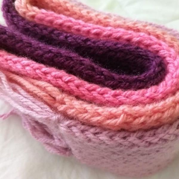 cachecol de lã rosa e roxo