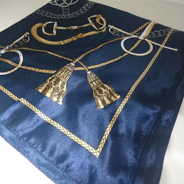 lenço azul com dourado