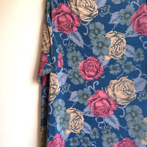 lenço quadrado estampa floreada azul e rosa