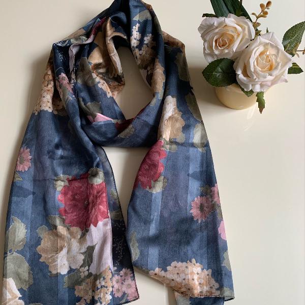 lenço tipo echarpe estampa floral com fundo azul