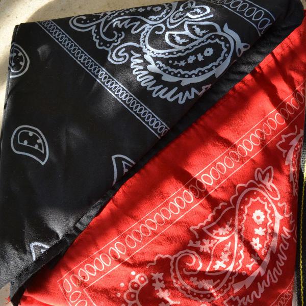 lenços vermelho e preto