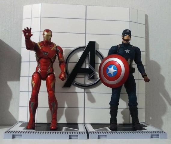 Action figure Iron Man e Capitão América