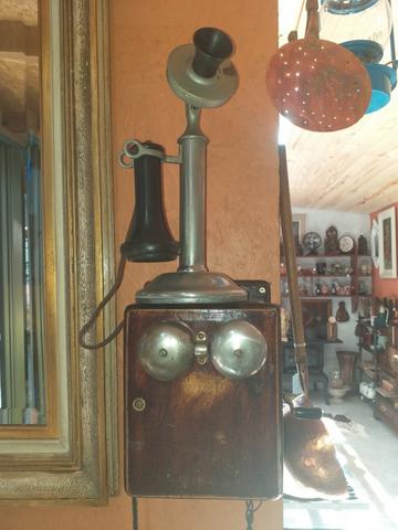 Antigo telefone castiçal