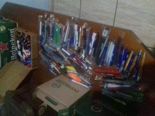 Lote 70 canetas + 15 cordões novos e personalizados